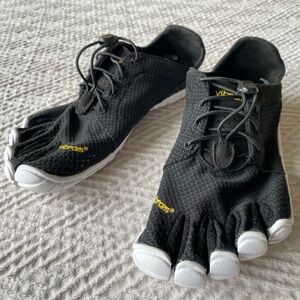 Vibram fivefingers Shoes (Women’s 6.5/Euro 37)